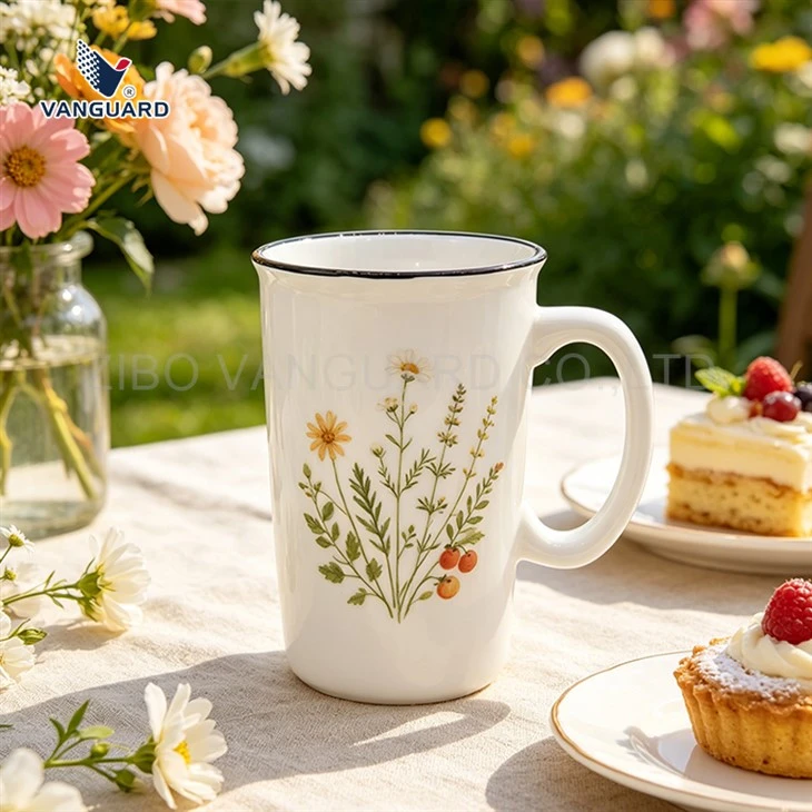 Tasse en céramique avec bord noir