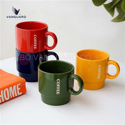 Ensemble de tasses à café empilées en céramique