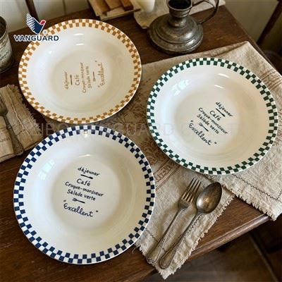 Grandes assiettes de soupe en céramique blanche