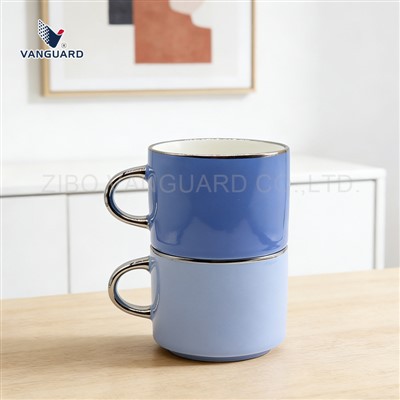 Empiler les tasses avec la poignée du ruban