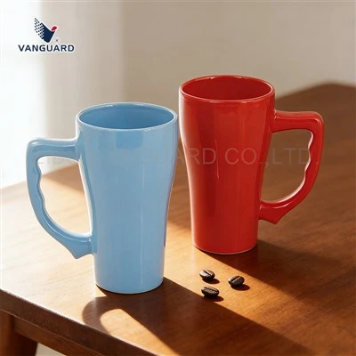 Tasse en céramique à poignée ondulée